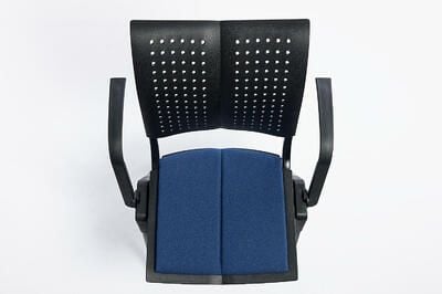 Stapelbare Meetingstühle mit ausgeklügelter Wippmechanik und abnehmbarem Sitzpolster